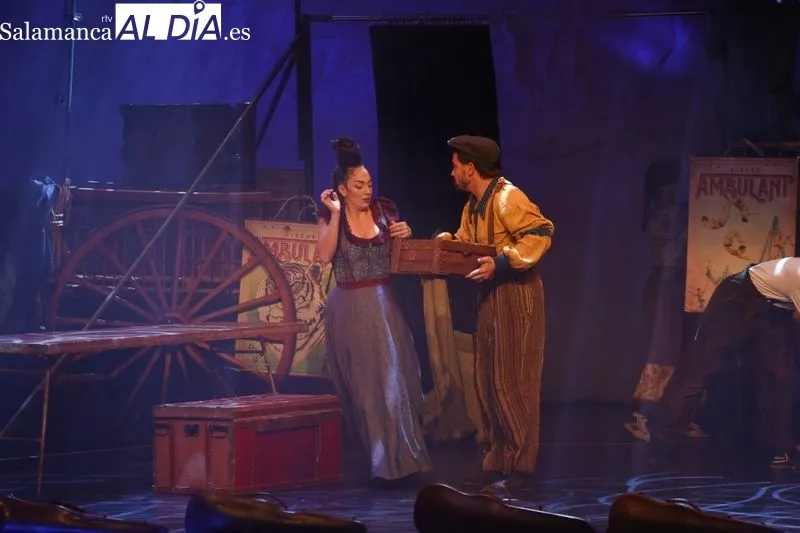 Público e imágenes del espectáculo 'Ambulant', de la compañía La Fam Produccions, en el teatro Liceo. Fotos: David Sañudo
