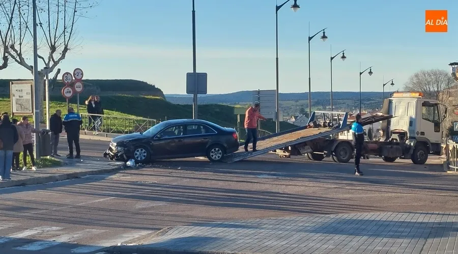 Foto 3 - Una colisi&oacute;n de dos turismos en el cruce de Yurramendi y Sefarad deja dos personas lastimadas