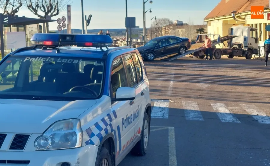 Foto 2 - Una colisi&oacute;n de dos turismos en el cruce de Yurramendi y Sefarad deja dos personas lastimadas