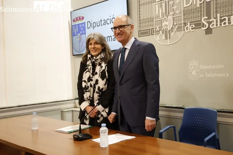 El presidente de la Diputación de Salamanca, Javier Iglesias, acompañado por la diputada de Bienestar Social, Eva Picado. FOTOS: DAVID SAÑUDO