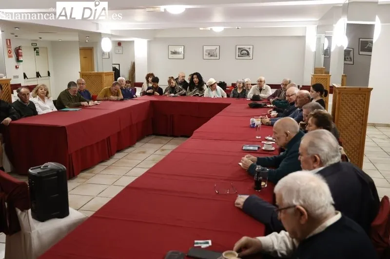 La sexualidad en la tercera edad, tema de debate en la tertulia Rona Dalba celebrada este martes. Fotos: David Sañudo