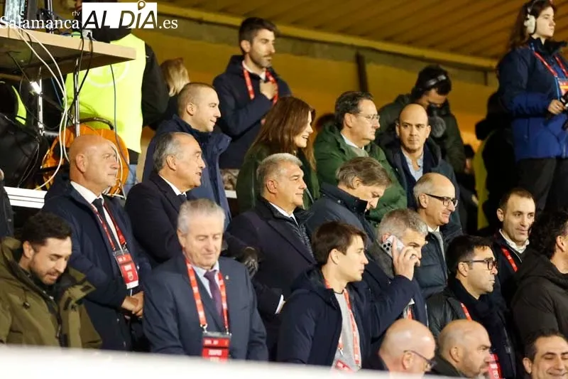 Laporta, Carbayo, Recio... el 'palco VIP' del Reina Sofía que disfruta del Unionistas - Barcelona | FOTOS: David Sañudo 