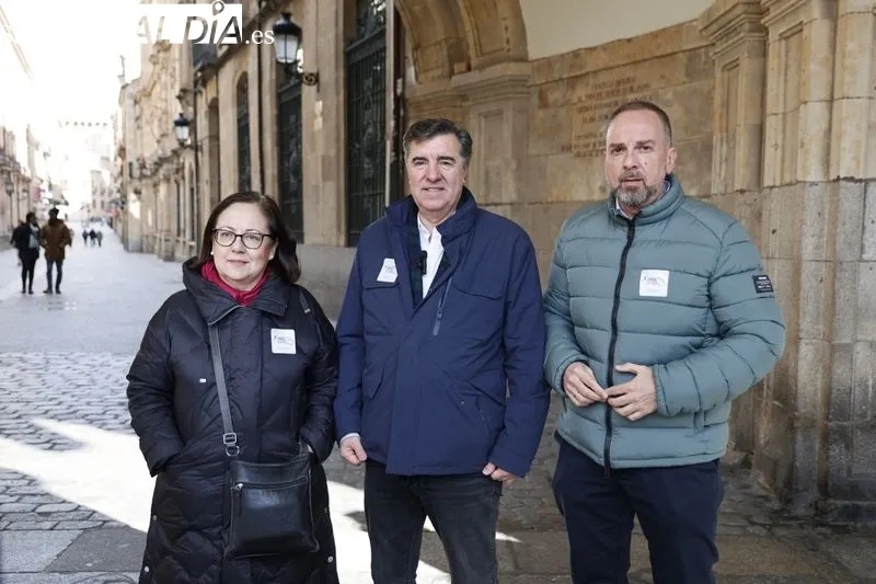 Representantes de las instituciones convocantes se pronuncian antes del arranque de la concentración por el tren en Salamanca. Fotos: David Sañudo