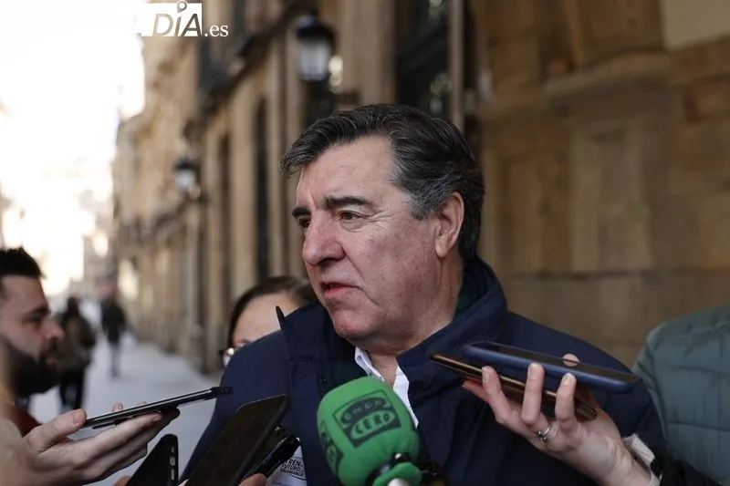 Representantes de las instituciones convocantes se pronuncian antes del arranque de la concentración por el tren en Salamanca. Fotos: David Sañudo