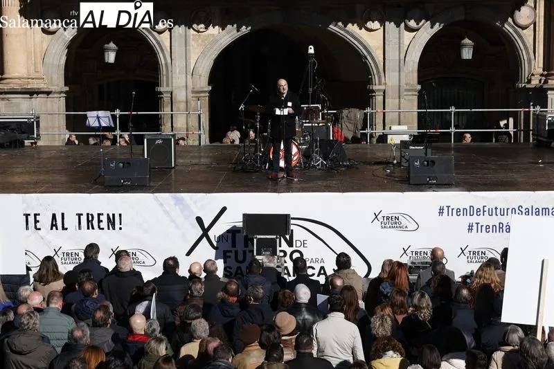 Concentración en la Plaza Mayor 'Por un tren de futuro para Salamanca'. Fotos: David Sañudo