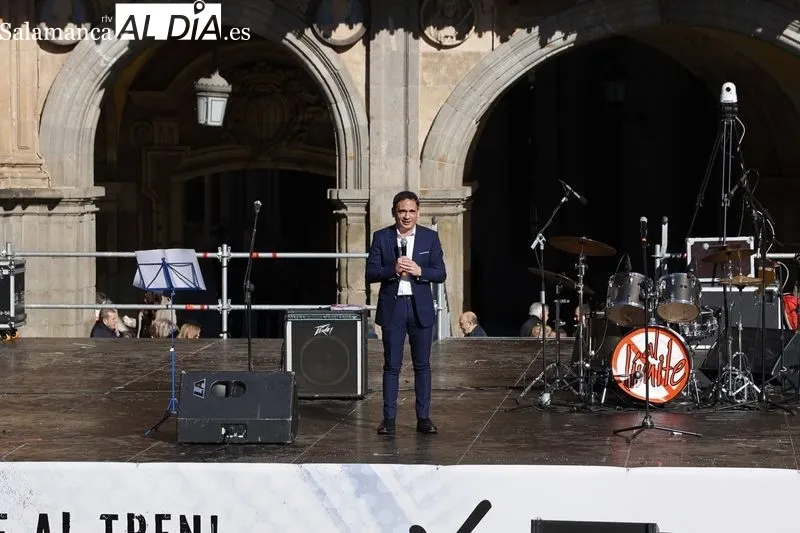 Concentración en la Plaza Mayor 'Por un tren de futuro para Salamanca'. Fotos: David Sañudo