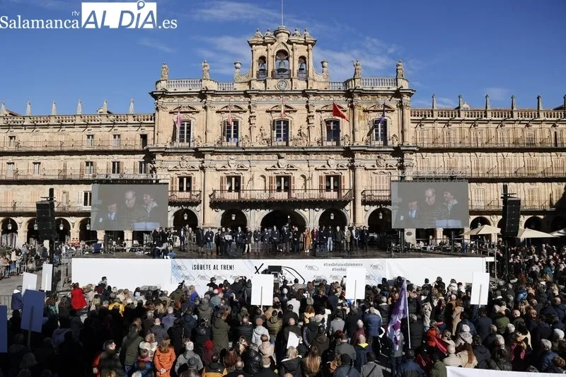 Concentración en la Plaza Mayor 'Por un tren de futuro para Salamanca'. Fotos: David Sañudo