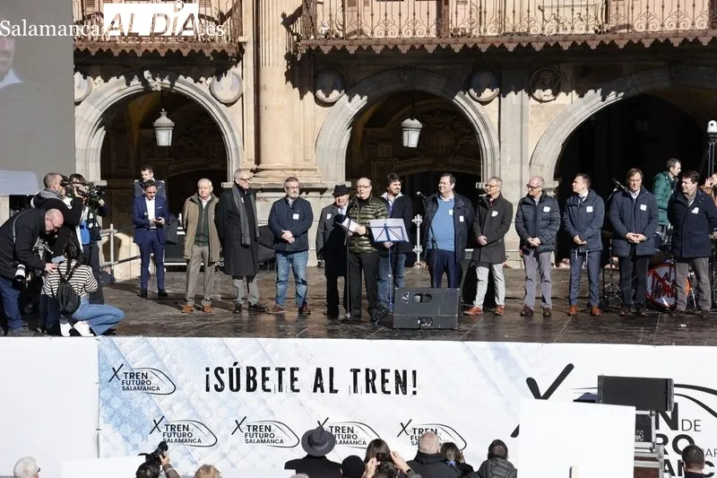 Concentración en la Plaza Mayor 'Por un tren de futuro para Salamanca'. Fotos: David Sañudo