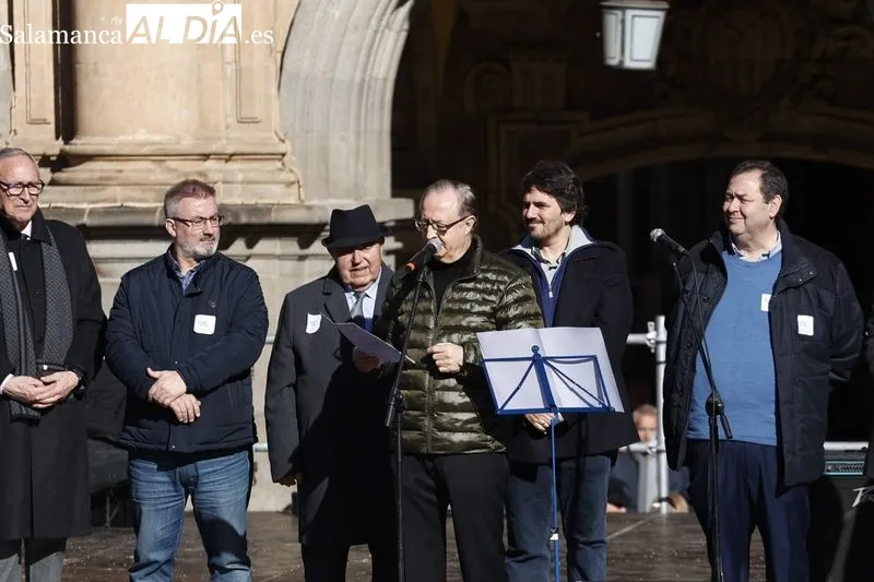 Concentración en la Plaza Mayor 'Por un tren de futuro para Salamanca'. Fotos: David Sañudo