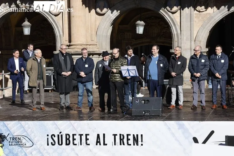 Concentración en la Plaza Mayor 'Por un tren de futuro para Salamanca'. Fotos: David Sañudo