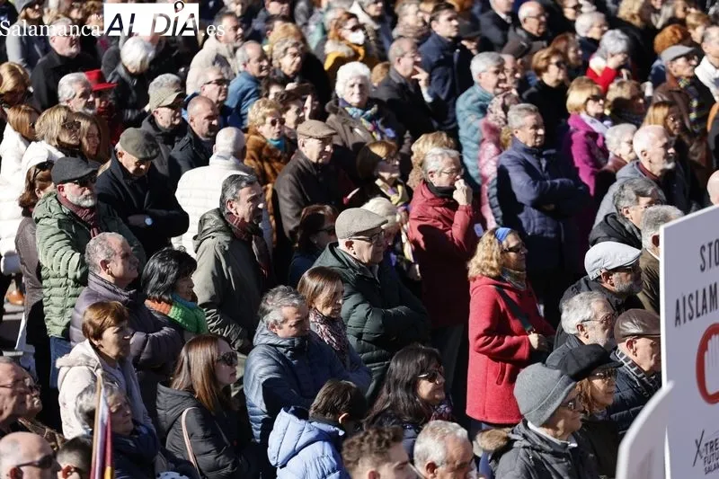 Concentración en la Plaza Mayor 'Por un tren de futuro para Salamanca'. Fotos: David Sañudo