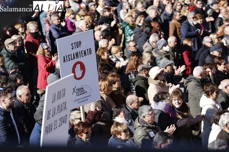 Concentración en la Plaza Mayor 'Por un tren de futuro para Salamanca'. Fotos: David Sañudo