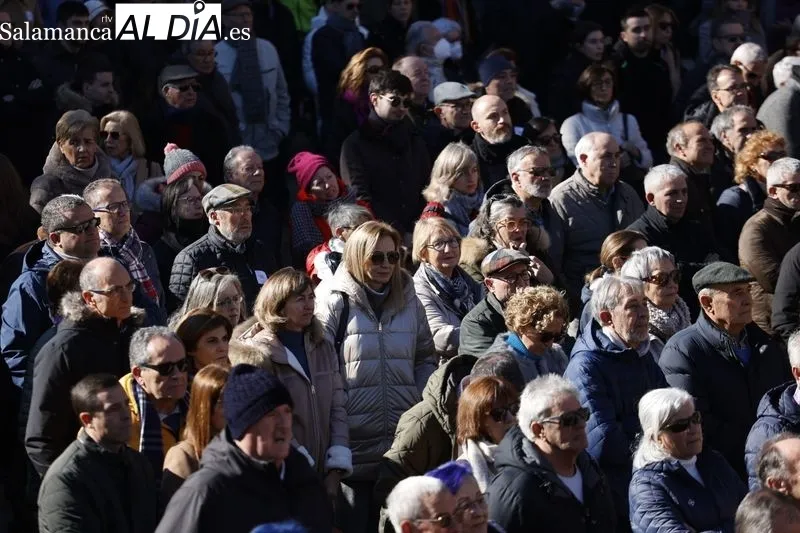 Concentración en la Plaza Mayor 'Por un tren de futuro para Salamanca'. Fotos: David Sañudo