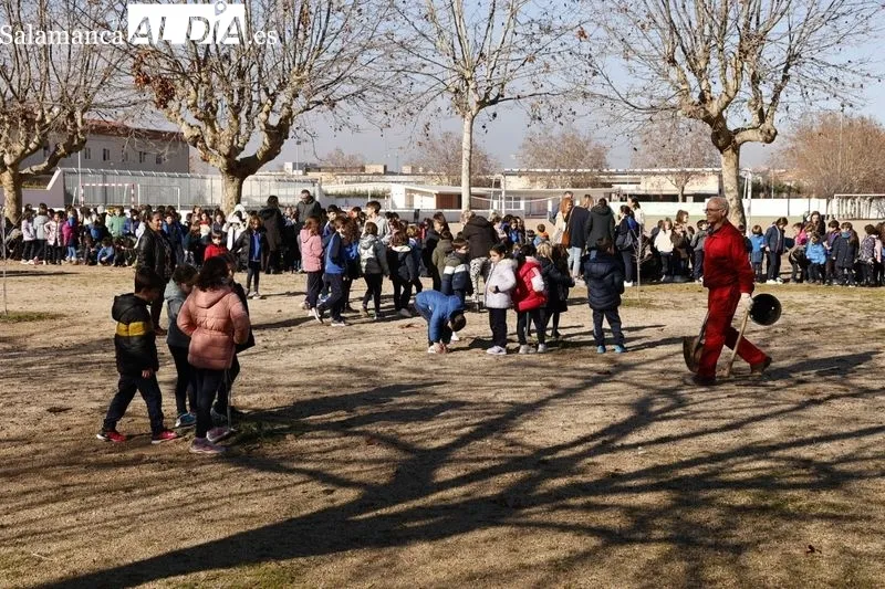 Plantación de árboles frutales en el Colegio Maristas de Salamanca | FOTOS: David Sañudo 