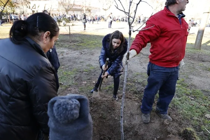 Plantación de árboles frutales en el Colegio Maristas de Salamanca | FOTOS: David Sañudo 