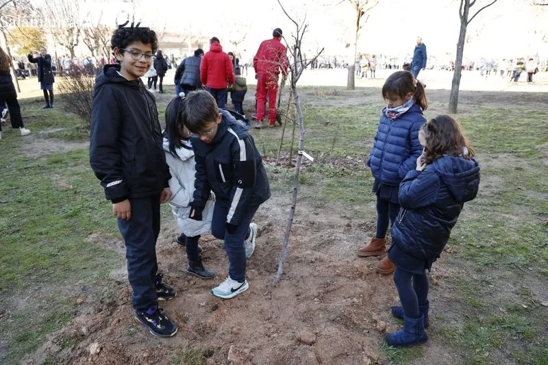 Plantación de árboles frutales en el Colegio Maristas de Salamanca | FOTOS: David Sañudo 