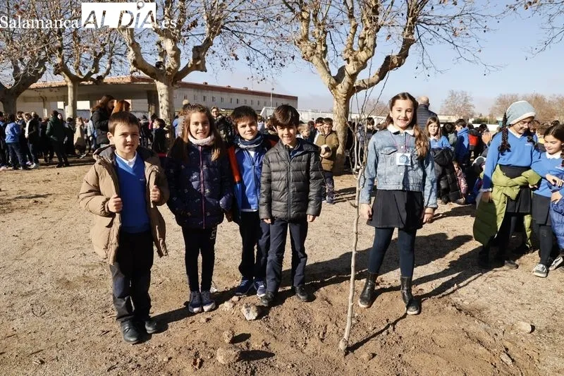 Plantación de árboles frutales en el Colegio Maristas de Salamanca | FOTOS: David Sañudo 