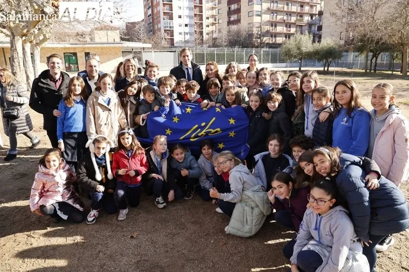 Plantación de árboles frutales en el Colegio Maristas de Salamanca | FOTOS: David Sañudo 