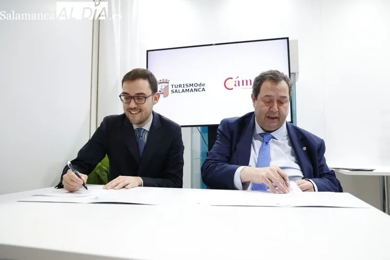  El concejal de Turismo, Ángel Fernández, firma un convenio de colaboración con la Cámara de Comercio de Salamanca | FOTOS: David Sañudo 