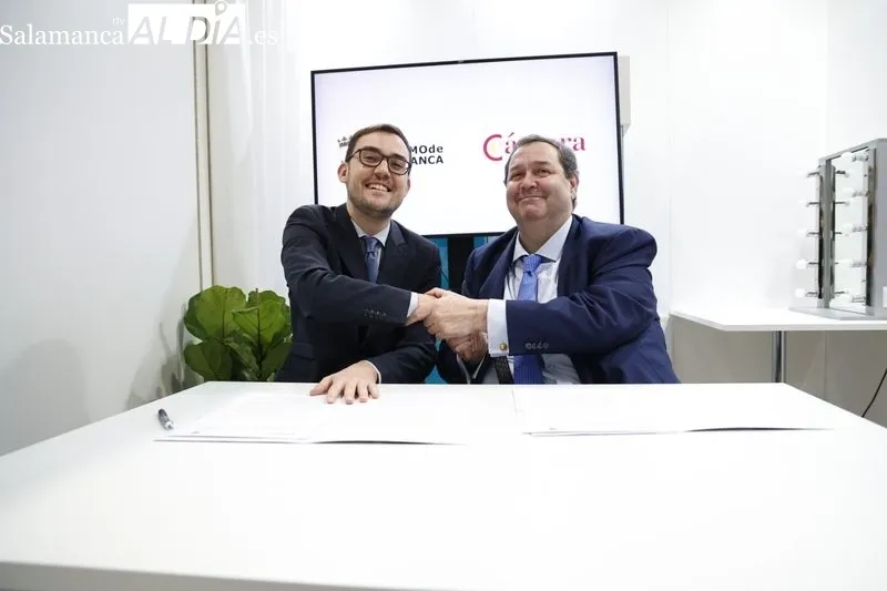  El concejal de Turismo, Ángel Fernández, firma un convenio de colaboración con la Cámara de Comercio de Salamanca | FOTOS: David Sañudo 