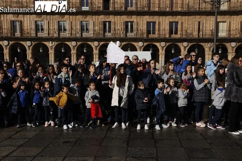 Los alumnos del Colegio Marista Champagnat celebran Día de la Paz del en la Plaza Mayor de Salamanca. Fotos: David Sañudo