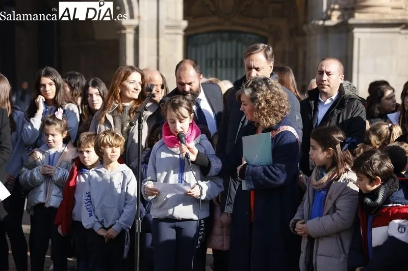 Los alumnos del Colegio Marista Champagnat celebran Día de la Paz del en la Plaza Mayor de Salamanca. Fotos: David Sañudo