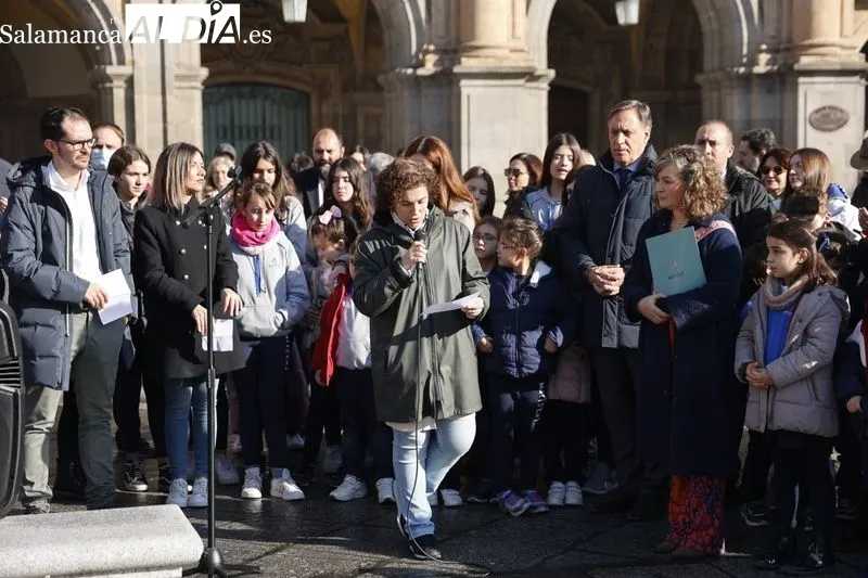 Los alumnos del Colegio Marista Champagnat celebran Día de la Paz del en la Plaza Mayor de Salamanca. Fotos: David Sañudo
