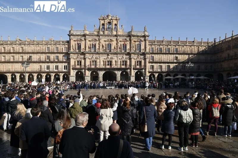 Los alumnos del Colegio Marista Champagnat celebran Día de la Paz del en la Plaza Mayor de Salamanca. Fotos: David Sañudo