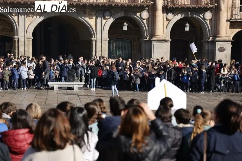 Los alumnos del Colegio Marista Champagnat celebran Día de la Paz del en la Plaza Mayor de Salamanca. Fotos: David Sañudo