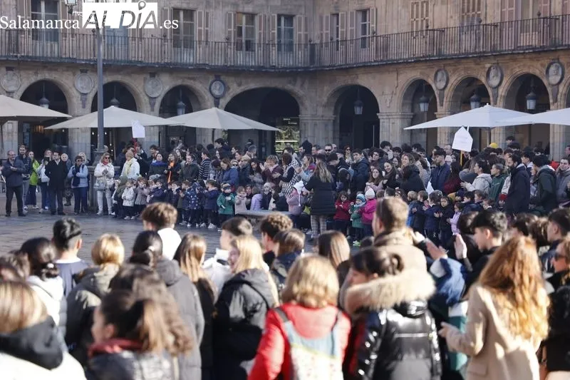 Los alumnos del Colegio Marista Champagnat celebran Día de la Paz del en la Plaza Mayor de Salamanca. Fotos: David Sañudo