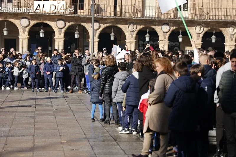 Los alumnos del Colegio Marista Champagnat celebran Día de la Paz del en la Plaza Mayor de Salamanca. Fotos: David Sañudo