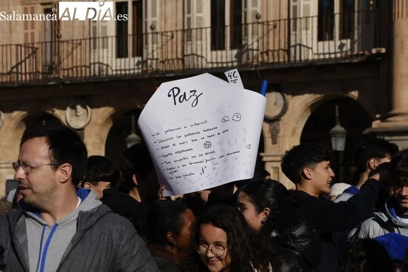 Los alumnos del Colegio Marista Champagnat celebran Día de la Paz del en la Plaza Mayor de Salamanca. Fotos: David Sañudo