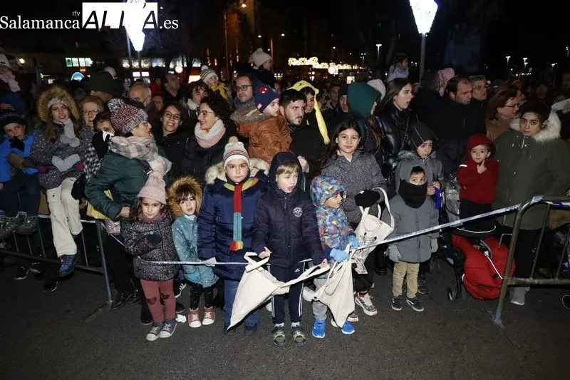 Imágenes de los asistentes a la Cabalgata de los Reyes Magos. Fotos: David Sañudo.