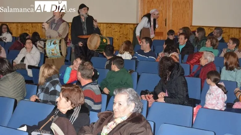 Los actores de Kamaru interactuaron con el público