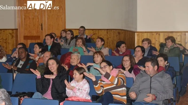 Los actores de Kamaru interactuaron con el público