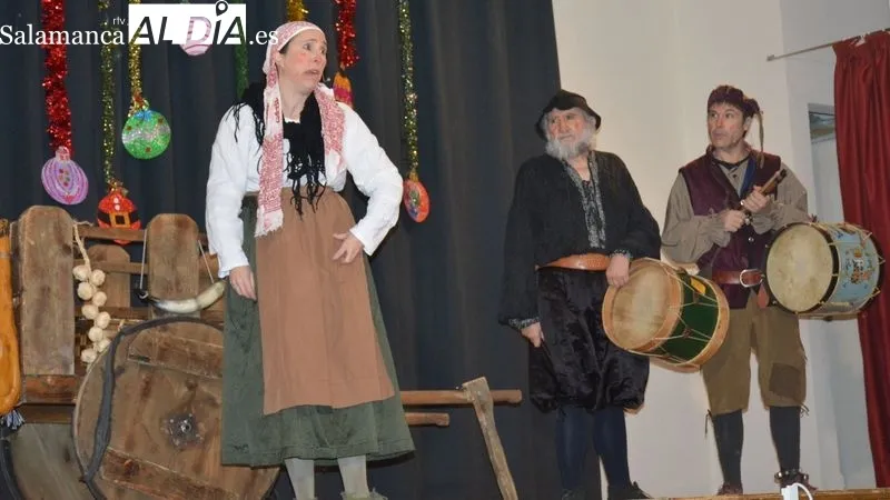 Foto 2 - Kamaru Teatro lleva la diversi&oacute;n a Lumbrales con 'Los C&oacute;micos del Terentent&eacute;n'