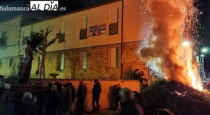 Foto 5 - Ocho hogueras llenan de humo purificador La Fregeneda al paso de San Sebasti&aacute;n