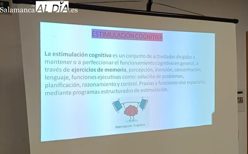 Los alumnos trabajando en una sesión de del taller impartido en la biblioteca municipal