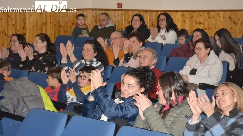 Los actores de Kamaru interactuaron con el público