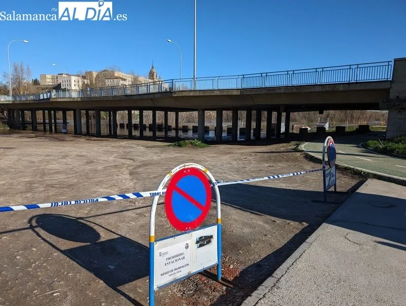 El río Tormes a su paso por Salamanca este domingo. Fotos: David Sañudo