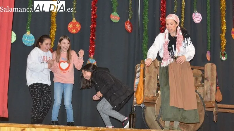 Foto 3 - Kamaru Teatro lleva la diversi&oacute;n a Lumbrales con 'Los C&oacute;micos del Terentent&eacute;n'