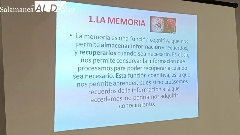 Los alumnos trabajando en una sesión de del taller impartido en la biblioteca municipal