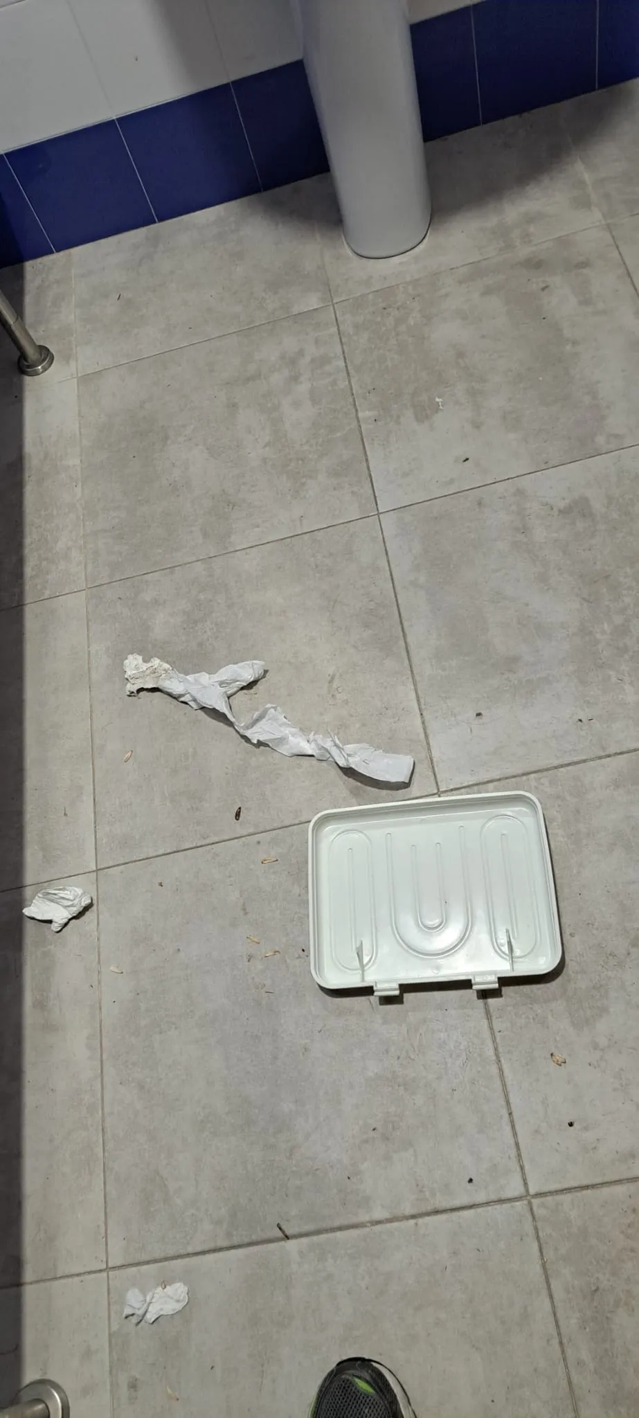 Foto 2 - El Ayuntamiento de Vitigudino investiga los da&ntilde;os aparecidos en los servicios del Centro Cultural