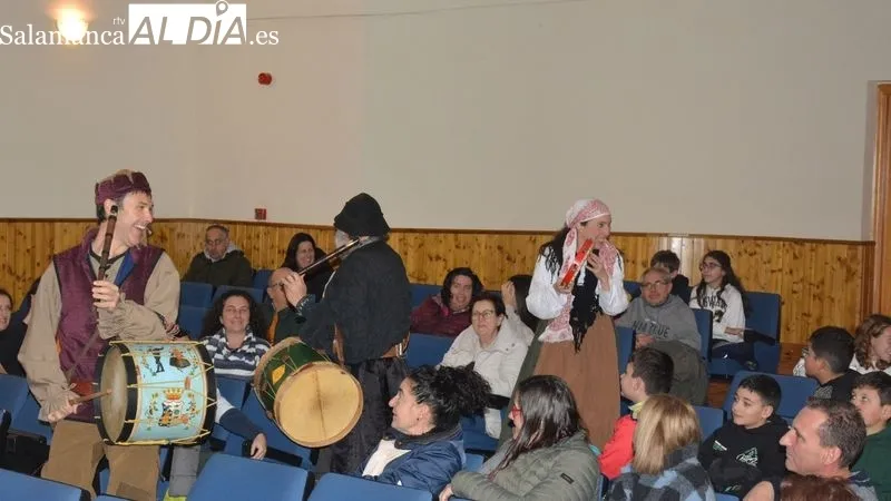 Foto 4 - Kamaru Teatro lleva la diversi&oacute;n a Lumbrales con 'Los C&oacute;micos del Terentent&eacute;n'