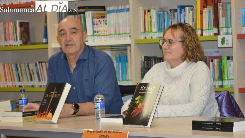 Los escritores en la presentación en la biblioteca municipal
