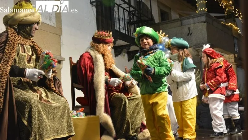 Foto 3 - Los Reyes Magos reciben una gran acogida en Lumbrales