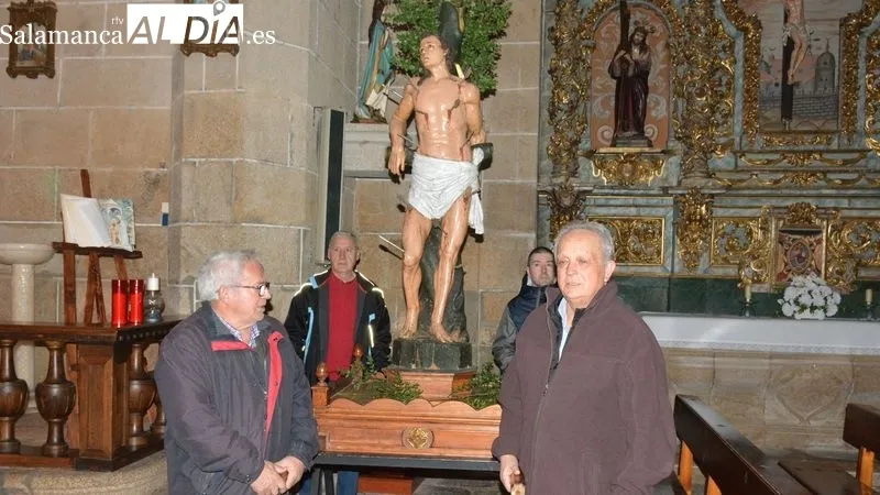 Foto 4 - Ocho hogueras llenan de humo purificador La Fregeneda al paso de San Sebasti&aacute;n