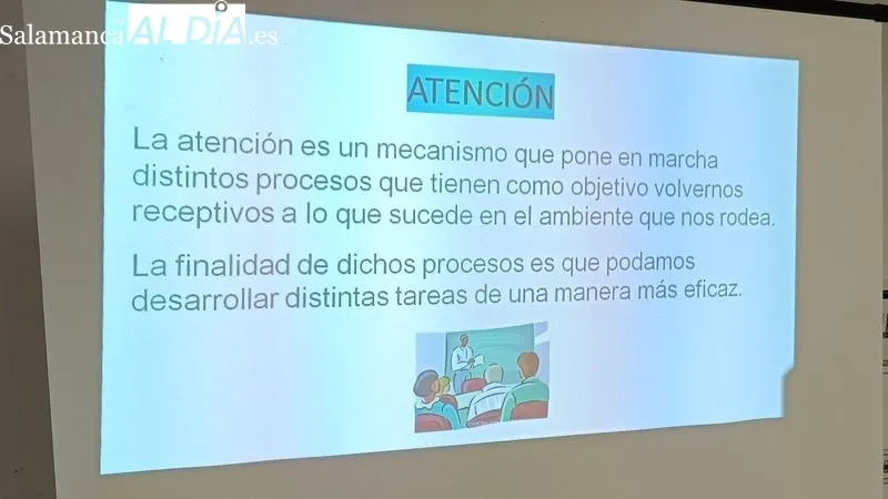 Los alumnos trabajando en una sesión de del taller impartido en la biblioteca municipal