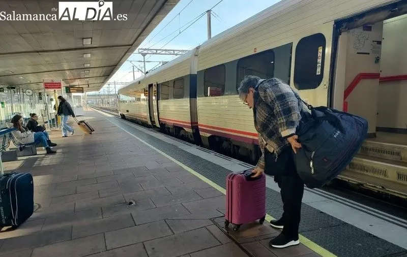 Usuarios del tren Madrid-Salamanca en la estación de la capital salmantina