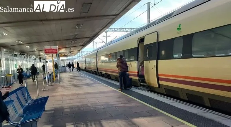 Usuarios del tren Madrid-Salamanca en la estación de la capital salmantina